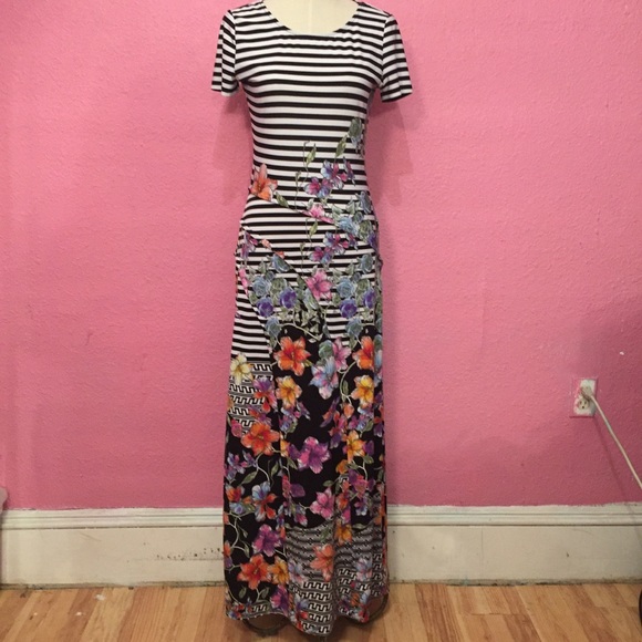 Trulli Dresses & Skirts - Floral maxi dress